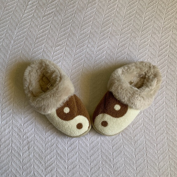 American Eagle Outfitters Shoes - Y2K AE American Eagle Brown And White Peace Fur Slippers Size 6 Coquette Classic